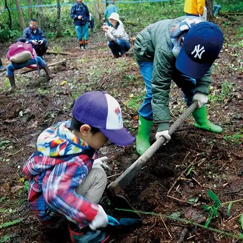 子供たちと植樹活動