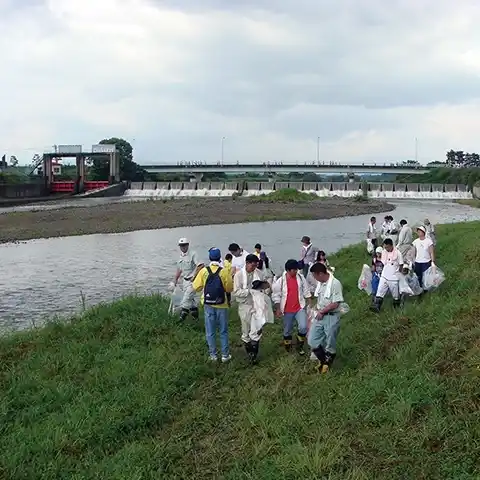 河川敷の清掃活動