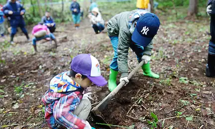 子供たちと植樹活動